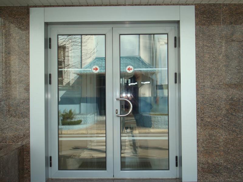 Двустворчатые алюминиевые двери 